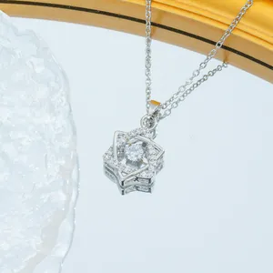Vue détaillée du collier hexagramme argenté avec oxyde de zirconium scintillant