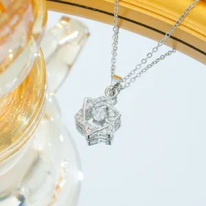 Gros plan sur collier hexagramme en acier titane avec pierre œil de chat mobile