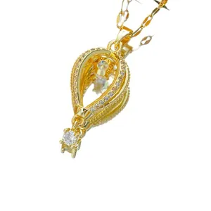 Collier pendentif montgolfière dorée avec zircons étincelants et fine chaîne en acier