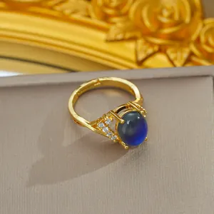 Verstellbarer vergoldeter Ring mit farbwechselndem Stein und glänzenden Steinen
