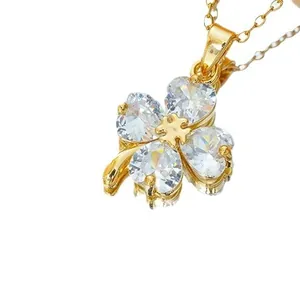 Elegante Halskette aus Gold-Titanstahl mit vierblättrigem Kleeblatt-Anhänger aus Kristall