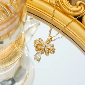 Makroaufnahme der goldenen Schleifen-Halskette mit Zirkonia und Wassertropfen-Anhänger