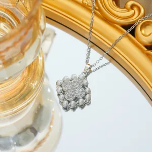 Elegante Titahstahl-Halskette mit vierblättrigem Kleeblatt, Zirkonia und weißen Perlen
