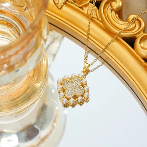 Nahaufnahme des goldenen Kleeblatt-Anhängers mit Zirkonia-Besatz und Perlenumrandung