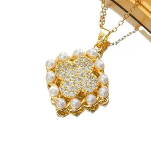Elegante Kleeblatt-Halskette aus Gold-Titanstahl mit weißen Perlen und Zirkonia