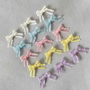 Vue détaillée de mini nœuds en satin colorés pour le bricolage et les accessoires