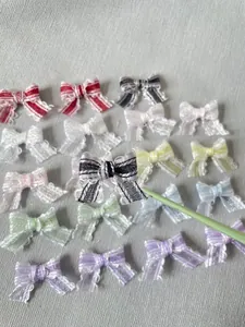 Détail macro de mini nœuds en maille de couleurs variées pour le DIY et le nail art