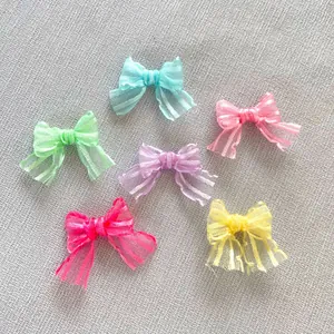 Set di sei mini fiocchi colorati in organza per vestiti di bambole e capelli