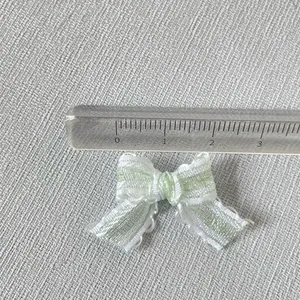 Mini nœud à rayures vert clair avec dentelle pour vêtements de poupée et artisanat