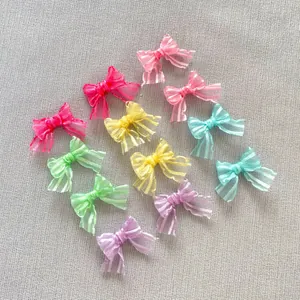 Dettaglio di fiocchi in nastro d'organza colorati in tonalità pastello per il fai-da-te