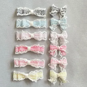 Detailansicht von zwölf farbigen Spitzen-Schleifen für DIY-Handwerk und Puppenzubehör