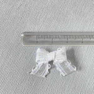 Mini nœud en résille translucide blanche pour cheveux avec bords ondulés et règle
