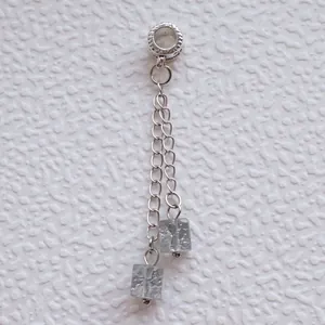 Detailansicht der silbernen Blumen-Schmetterlings-Sicherheitskette mit Zirkon-Quasten