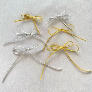 Nahaufnahme von metallischen Gold- und Silber-PU-Leder-Schleifen für DIY-Zubehör