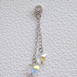 Detailansicht von Silberanhänger mit Schmetterlingsquaste und schimmernden Zirkonia-Kristallen
