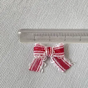 Nœud DIY rayé rouge et blanc avec dentelle et règle de mesure pour vêtements de poupée
