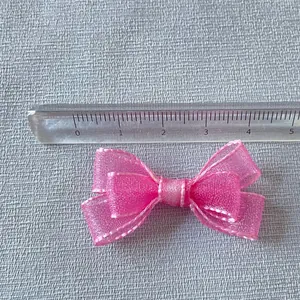 Detail of a 4.5cm pink organza bow for DIY pet accessories and clothing decor