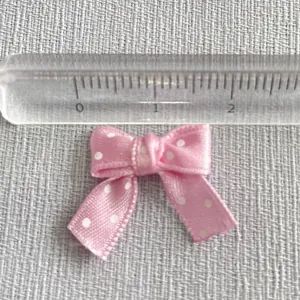Pink polka dot ribbon bow DIY accessory with scale measurement showing 2.5cm width