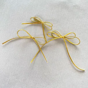Drei glänzende goldene Kordelschleifen für Bastelprojekte und Geschenkverpackungen