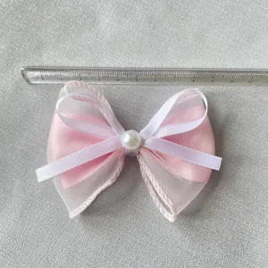 Fiocco fatto a mano in raso rosa e organza bianca con perla, accessorio decorativo 11cm