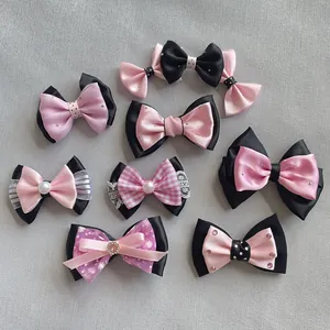 Set detallado de lazos hechos a mano en negro y rosa con encaje, perlas y pedrería