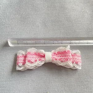 Nahaufnahme der rosa Schleife mit Spitze und Lineal zur Anzeige der 8,5 cm Breite