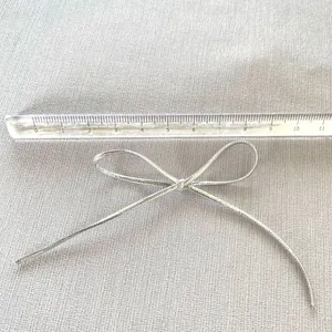 Handgemachte silberne PU-Leder-Schleife für DIY-Projekte mit Glitzereffekt 8,5 cm Größe