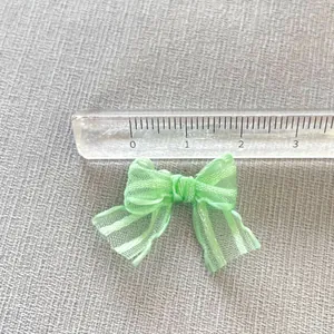 Dettaglio fiocco in organza verde chiaro da 3cm per vestiti di bambole e capelli