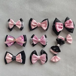 Detalle de nueve pinzas para el pelo con lazos negros y rosas, perlas y encaje