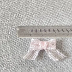Gros plan d'un nœud en dentelle rose de 2,5 cm montrant les détails de la bordure