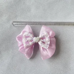 Fiocco in seta rosa con pizzo viola e cuore decorativo, larghezza di circa 8,5 cm