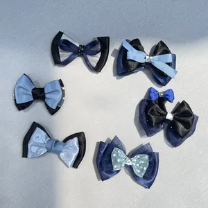 Vista detallada de lazos decorativos azules y negros con strass para manualidades