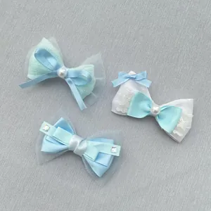 Detail van blauwe handgemaakte strikken met parels en strass voor haar of tasaccessoires