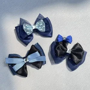 Detalle de lazos decorativos de bricolaje con lentejuelas, cintas y diamantes de imitación