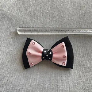 Detalle de un lazo negro y rosa de 7,5 cm adornado con brillantes diamantes de imitación