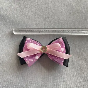 Pinza de pelo con lazo rosa y negro, patrón de copos de nieve y centro de strass