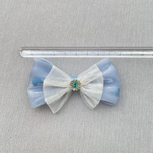 Blauwe strik met hartjespatroon, strass-steen en mesh-detail, breedte van 8 cm