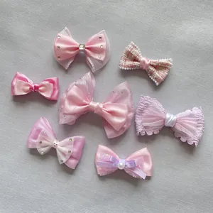 Detalle de 7 lazos de malla DIY con diamantes y perlas en rosa y lavanda suave