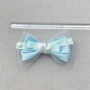 Detail van een blauwe handgemaakte strik met strassteentjes en liniaal voor de afmetingen