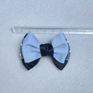 Vista superior de lazo azul y negro de 8,5cm con malla de lunares para manualidades