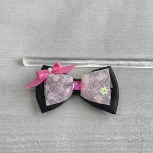 Detalle de lazo rosa y negro con lentejuelas y gema para accesorios de ropa BJD