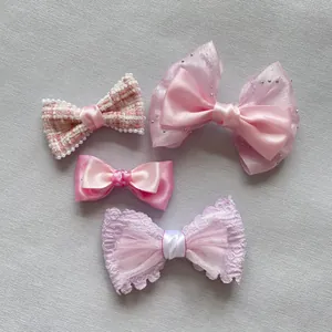 Detalle de lazos de tul hechos a mano con pedrería y perlas para accesorios decorativos