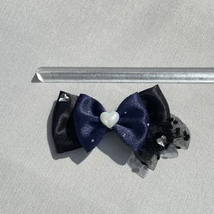 Fermaglio a fiocco con perla a cuore e pizzo a pois, circa 8,5 cm di larghezza
