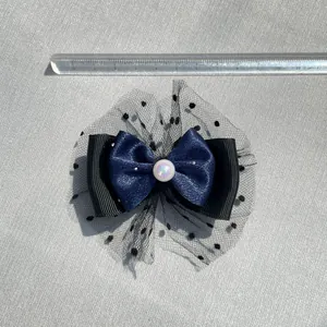 Elegante fermaglio per capelli a fiocco multistrato con nastro nero e perla lucida