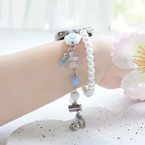 Bracelet de montre en perles avec breloques cristal et étoile bleue sur le poignet