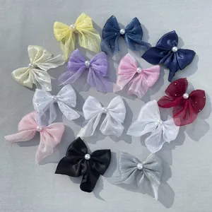 Bunte große Schleifen mit Perlen für Haarschmuck und Kleidung in verschiedenen Farben