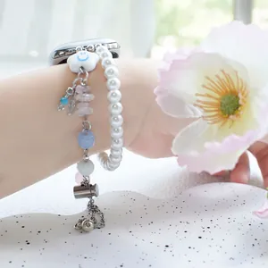 Détail du bracelet de montre en perles avec breloque nuage et pierres colorées