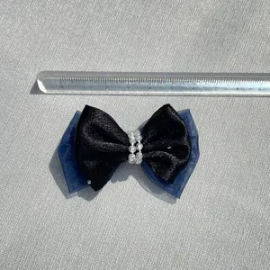 Fiocco per capelli fatto a mano con paillettes nere e rete blu largo circa 7cm totali