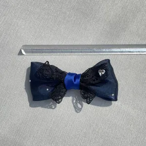 Elegante fermaglio per capelli a fiocco in raso blu navy con pizzo nero e strass
