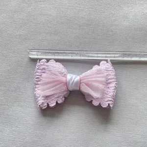 Detalle de lazo de malla rosa de 10cm con encaje y satén para accesorios artesanales